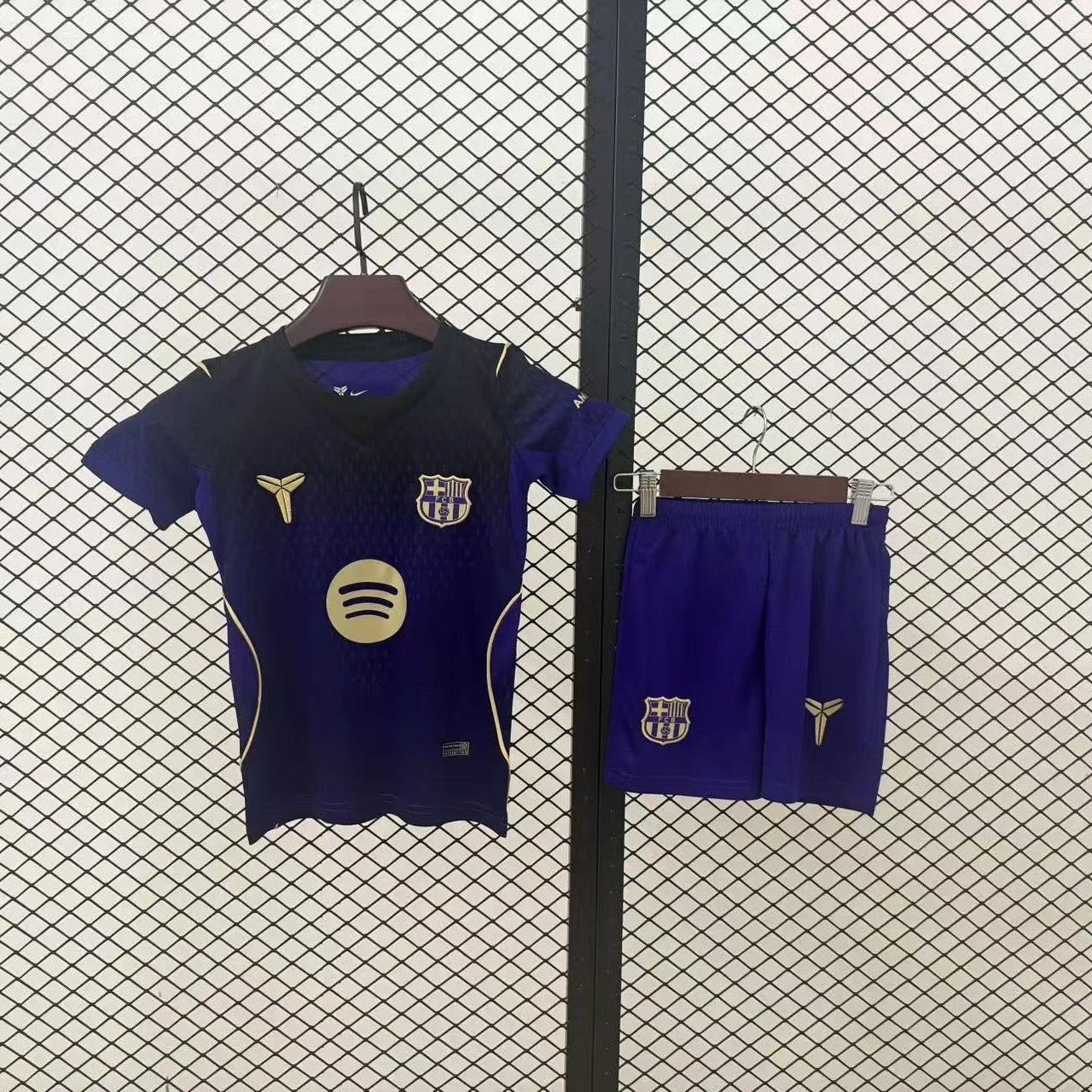 Barcelona Kids Away Kit 2026/27 – Kobe Edition (Jersey + Shorts)